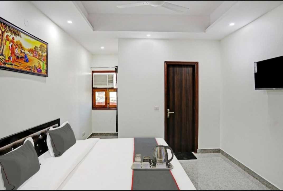Hotel O K R Resdiancy Near Botanic Garden Of Indian Republic Noida Esterno foto