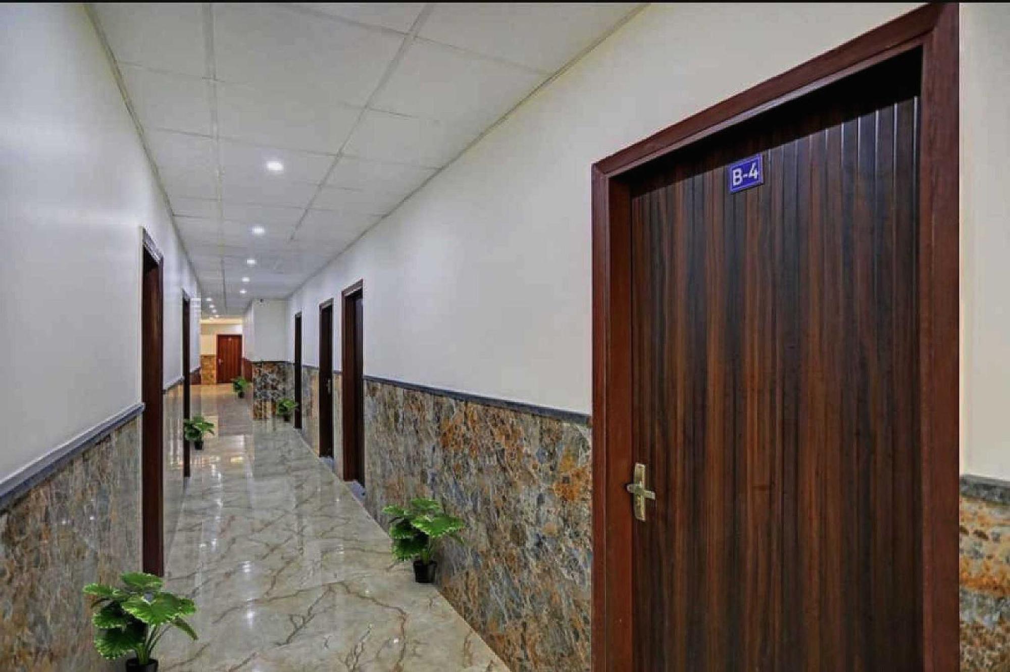 Hotel O K R Resdiancy Near Botanic Garden Of Indian Republic Noida Esterno foto